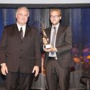 Ulrich Gerlinger und Friedrich Gerlinger bekommen die Preisträgerstatue des Großen Preis des Mittelstandes überreicht. (Foto: Boris Löffert)